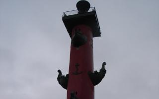 Статуи морских божеств на стрелке считаются аллегориями
